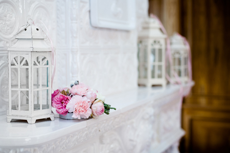 Pink flowers on a white tabletop. The central focus is from the sideの写真素材