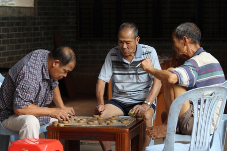 old folks play chess during leisure timeのeditorial素材