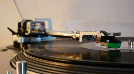 old sewing machine in action close upの写真素材