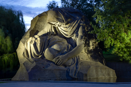 VOLGOGRAD, RUSSIA - SEPTEMBER 19, 2021: Sculptural composition "Mother's Sorrow", night. Volgograd, Mamaev Kurgan. Russiaのeditorial素材