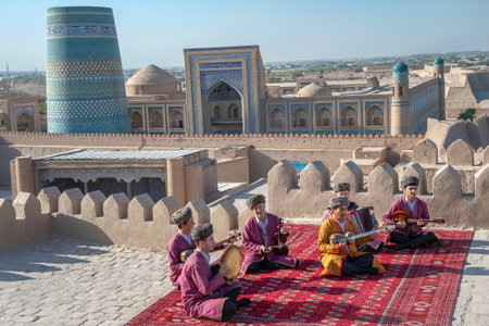 KHIVA, UZBEKISTAN - SEPTEMBER 06, 2022: Musicians on the roof of an old building, Ichan-Kala. Khiva, Uzbekistanのeditorial素材