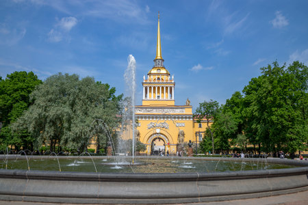 ST. PETERSBURG, RUSSIA - Fountain on the background of the building of the Main Admiralty. Saint Petersburgの写真素材