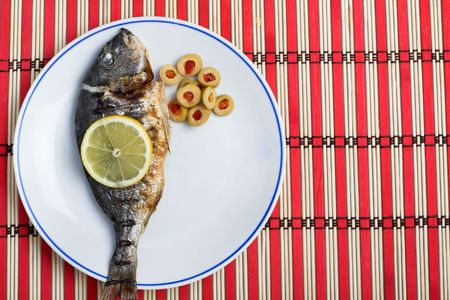grilled gilt-head bream served with vegetables 