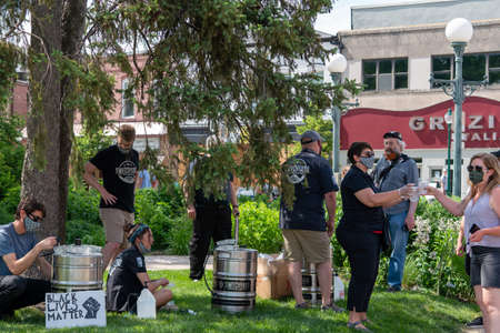 Volunteers offer free cold water and masks during Black Lives Matter Protest in Bloomington, Indiana, USA. June 5th 2020のeditorial素材