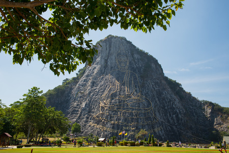 PATTAYA, THAILAND - DECEMBER 18, 2016 : 130 meter high Golden Buddha laser carved and inlayed with gold on Khao Chi Chan Cliff, Pattaya, Chonburi Province, Thailandのeditorial素材