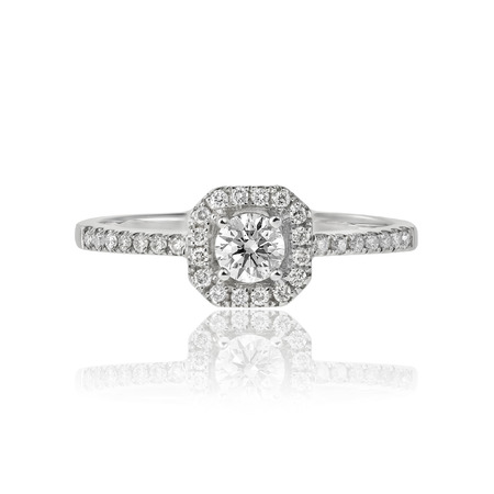 The best engagement ring on white backgroundの写真素材