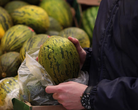 A seller who chooses fruits / vegetables in the supermarketの写真素材