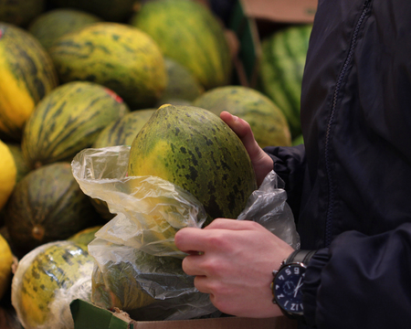 A seller who chooses fruits / vegetables in the supermarketの写真素材