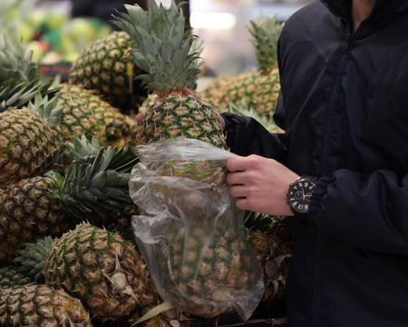 A seller who chooses fruits / vegetables in the supermarketの写真素材