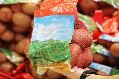 A seller who chooses fruits / vegetables in the supermarketの写真素材