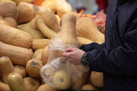 A seller who chooses fruits / vegetables in the supermarketの写真素材