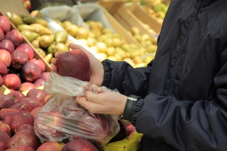 A seller who chooses fruits / vegetables in the supermarketの写真素材