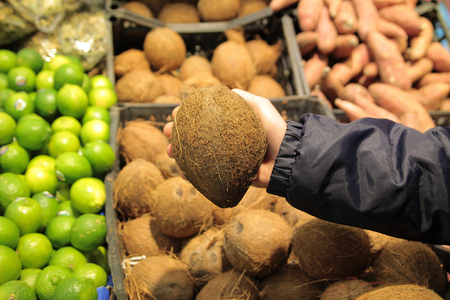 A seller who chooses fruits / vegetables in the supermarketの写真素材