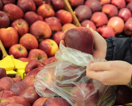A seller who chooses fruits / vegetables in the supermarketの写真素材