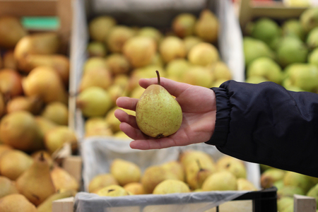 A seller who chooses fruits / vegetables in the supermarketの写真素材
