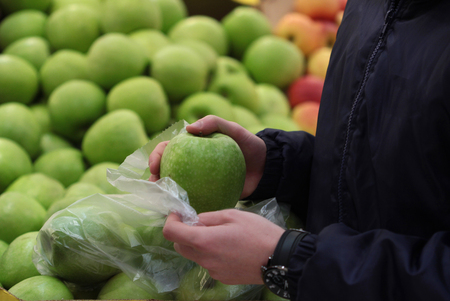 A seller who chooses a green applesの写真素材