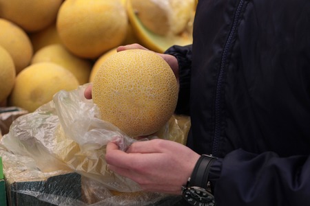 A seller who chooses a melonの写真素材