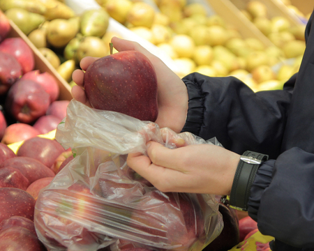 A seller who chooses a appleの写真素材