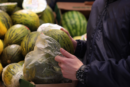 A seller who chooses fruits / vegetables in the supermarketの写真素材