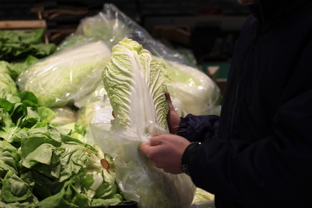 A seller who chooses fruits / vegetables in the supermarketの写真素材