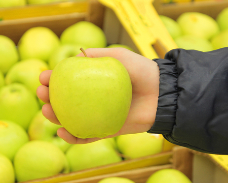 A seller who chooses fruits / vegetables in the supermarketの写真素材