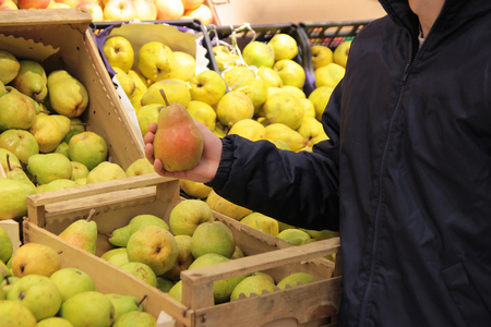 A seller who chooses fruits / vegetables in the supermarketの写真素材