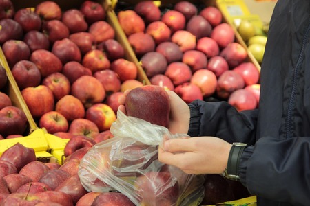 A seller who chooses a red applesの写真素材