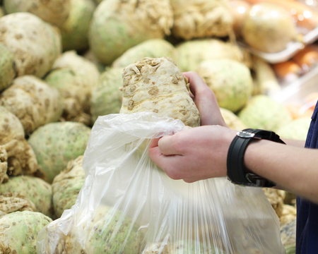A seller who chooses fruits / vegetables in the supermarketの写真素材
