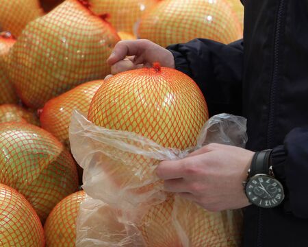 A seller who chooses fruits / vegetables in the supermarketの写真素材