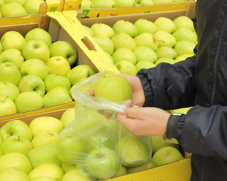 A seller who chooses fruits / vegetables in the supermarketの写真素材