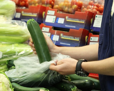 A seller who chooses green zucchiniのeditorial素材