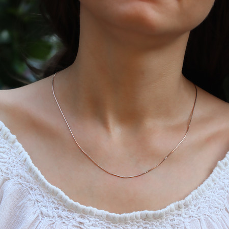 Silver chain at the neck of a womanの写真素材