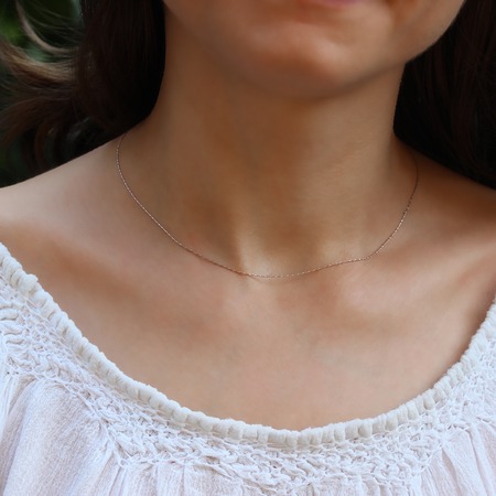 Silver chain at the neck of a womanの写真素材