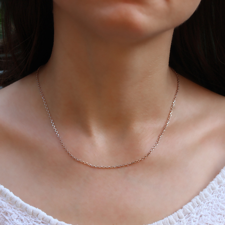 Silver chain at the neck of a womanの写真素材