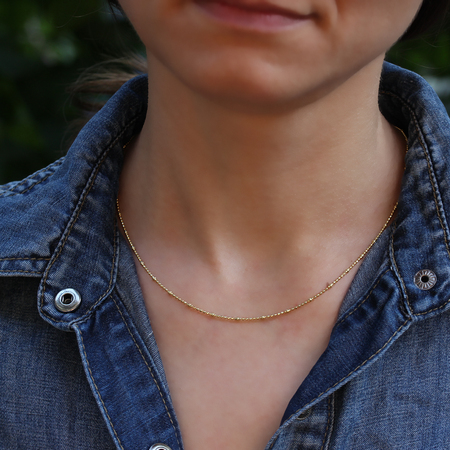 Silver chain at the neck of a womanの写真素材