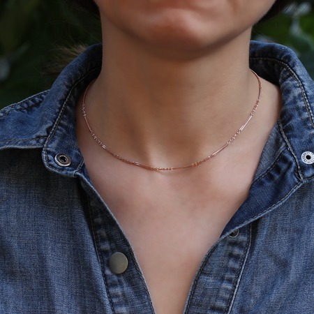 Silver chain at the neck of a womanの写真素材