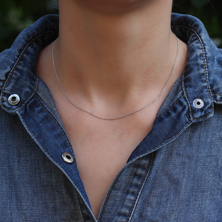 Silver chain at the neck of a womanの写真素材