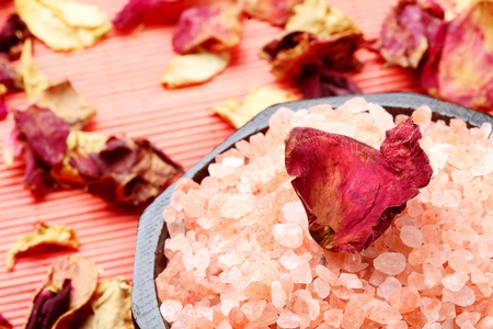 Himalayan pink salt in a bowlの素材
