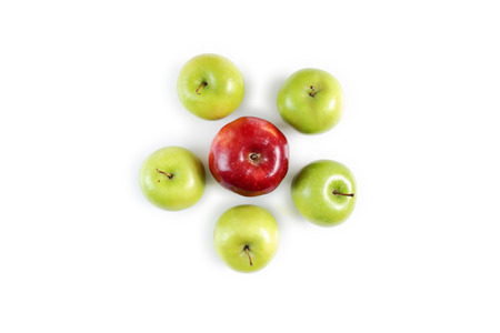 A few apples arranged in a circle with single red apple in the middleの写真素材