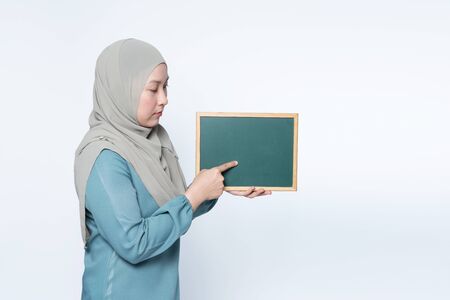 Female muslim woman holding a chalk board.の写真素材