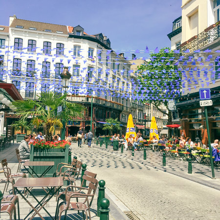 People sitting in the cafe with busy street in brussels belgium during summer sitting outside. 17-09-2017のeditorial素材