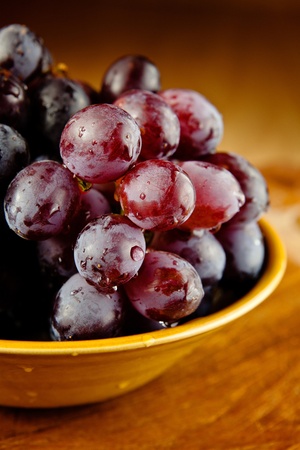 A bowl of fresh black and red grapes.の写真素材