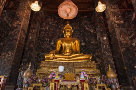 golden buddha in wat sutat, bangkokの写真素材