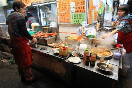 HONG KONG ISLAND, CHINA - 2 JANUARY 2014   Street venders selling food at night on Lockhart Road in Hong Kongのeditorial素材