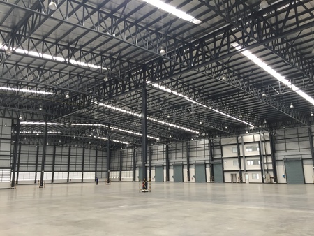 A warehouse is a commercial building for storage of goods. Warehouses are used by manufacturers, importers, exporters, wholesalers, transport businesses, customs, etc.のeditorial素材