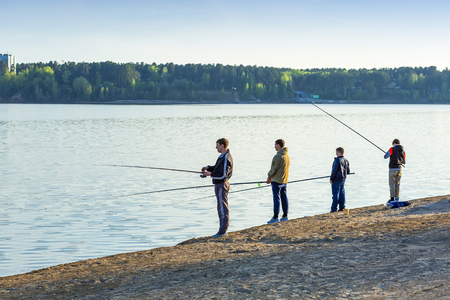 Berdskiy Bay, river Ave, Berdsk, Novosibirsk oblast, Siberia, Russia - may 14, 2017: a Group of young fishermen fishing in the Gulf of Berdskのeditorial素材