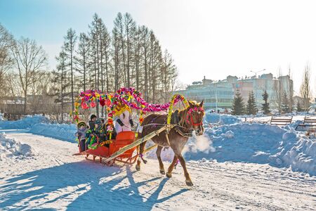 Berdsk, Novosibirsk oblast, Siberia, Russia - February 18, 2018: the Holiday of Maslenitsa. Riding in a sleigh pulled by horsesのeditorial素材