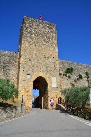 Monteriggioni, Siena, Tuscany, Italy. Porta Franca o Romea The Porta Franca was built facing Rome and is the main access to the enchanting walled village of Monteriggioni, in the province of Siena.の写真素材