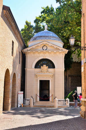 Ravenna, Emilia-Romagna, Italy-Dante's Tomb. The neoclassical tomb of the Poet Dante Alighieri, erected near the Basilica of San Francesco in the `Dantesque Zone` in the center of Ravenna.の写真素材