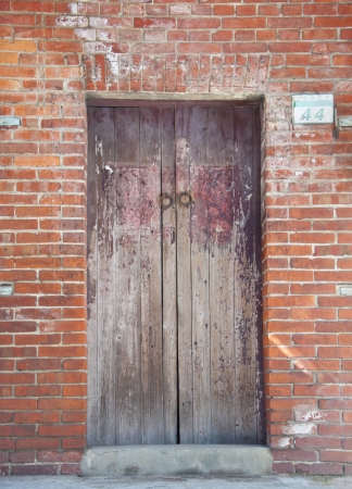 Old ruined door in brick wall backgroundの写真素材